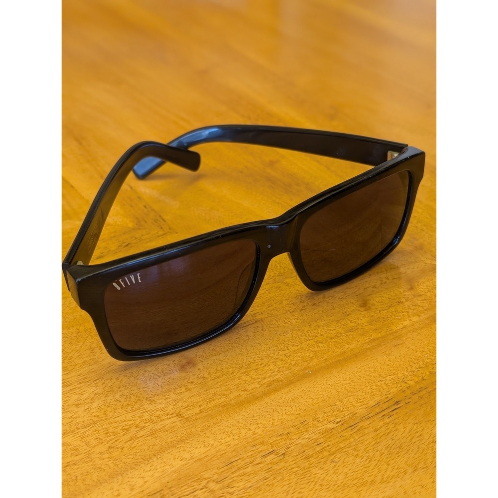 9FIVE Caps LX Sunglasses – Black Frame – Gray Lenses – Unisex Polarized
